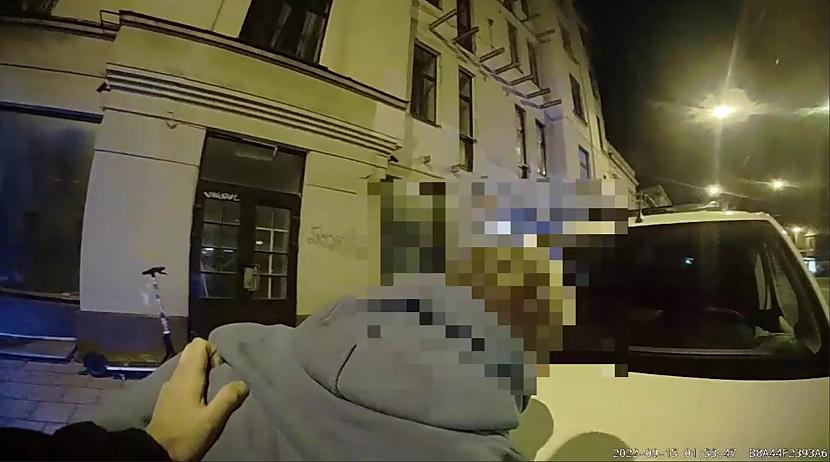 Apsekojot daudzdzīvokļa mājas... Autors: matilde Vīrietis Rīgā izsauc policiju un pēc tam nolauž spoguli policijas mašīnai