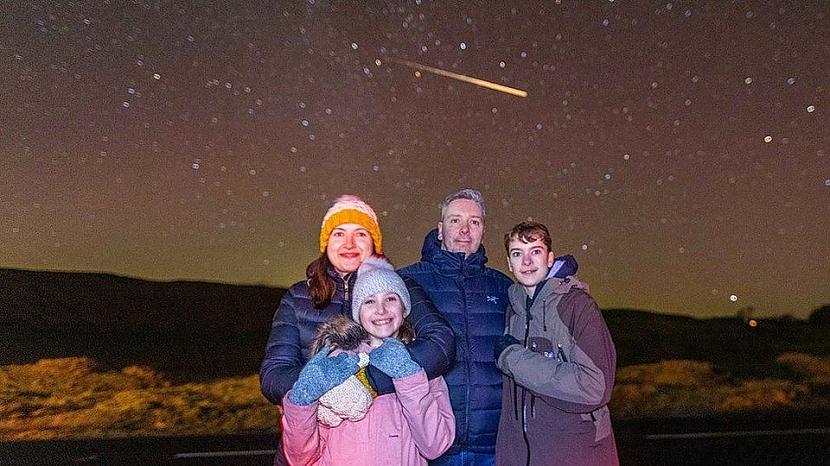 Ģimenes foto ar ziemeļblāzmu... Autors: Zibenzellis69 15 gadījumi, kad cilvēki pamanīja pārsteidzošus mirkļus un tos nofotogrāfeja