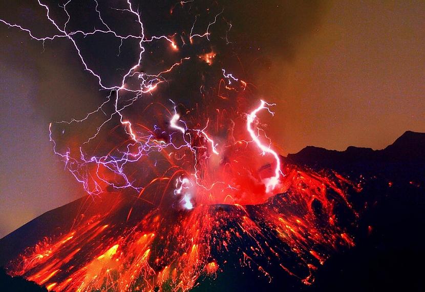 Vulkāniskais zibensFotoattēlā... Autors: Zibenzellis69 15 fotoattēli ar pārsteidzošām dabas parādībām, kuras neredzēsi katru dienu