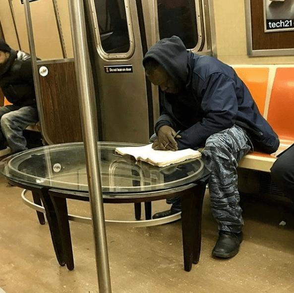 Puisis ar kafijas galdiņu... Autors: Zibenzellis69 Gadījumi, kad cilvēki metro satikās ar ļoti neparastiem un dīvainiem pasažieriem