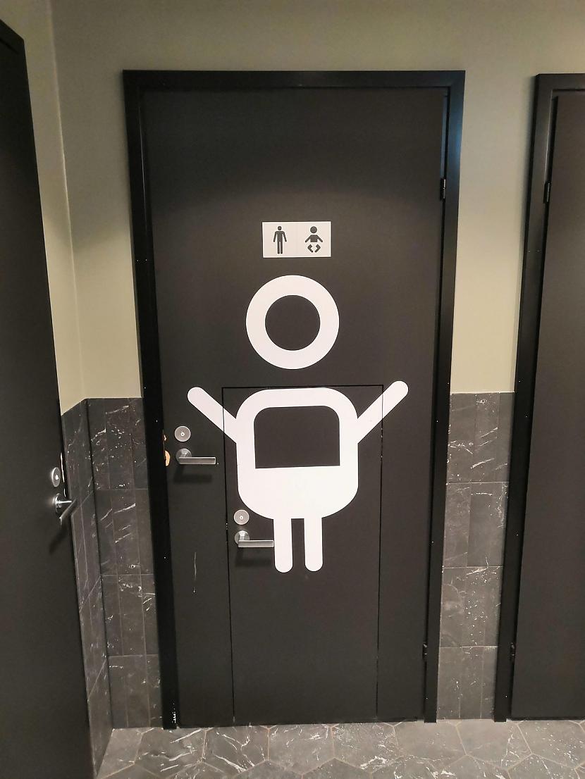 Publiskās tualetes durvīs ir... Autors: Zibenzellis69 18 gadījumi, kad sabiedriskās vietās parādījās foršas lietas priekš bērniem