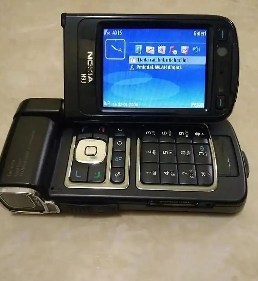 Nokia N93  izlaiscaronanas... Autors: Zibenzellis69 Dīvainākie pagātnes tālruņi,kuru dizains šodien rada tikai pārsteigumu un prieku