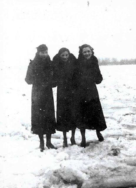 Trīs sievietes stāv uz... Autors: Zibenzellis69 1936. gadā Misisipi upe aizsala, ļaujot cilvēkiem iet pāri upei uz Ilinoisu