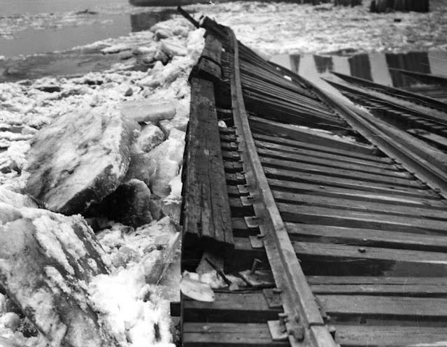 Ledus sastrēguma pārrāvums... Autors: Zibenzellis69 1936. gadā Misisipi upe aizsala, ļaujot cilvēkiem iet pāri upei uz Ilinoisu
