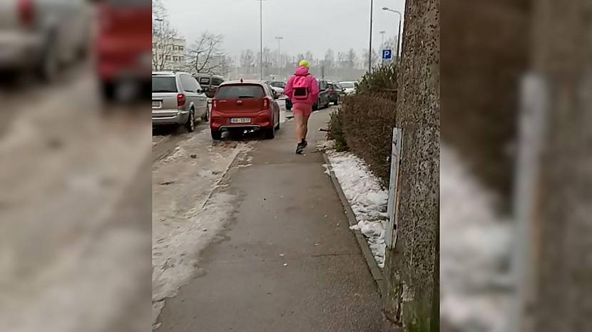 Raidījuma komanda ir saņēmusi... Autors: matilde VIDEO ⟩ Purvciemā vīrietis rozā apģērbā izsaka divdomīgus piedāvājumus
