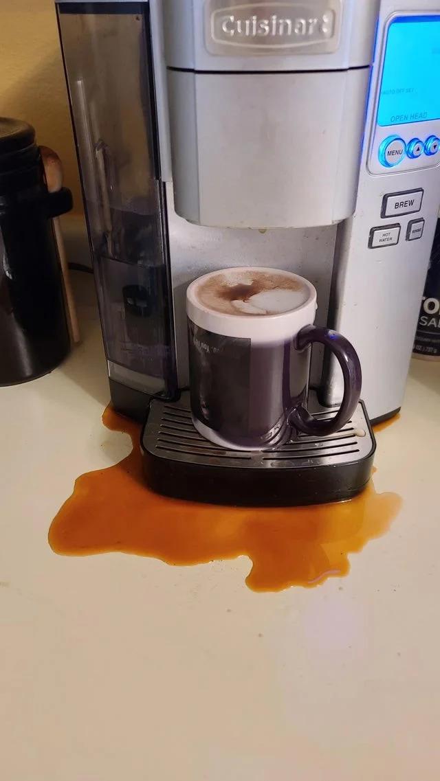 Gatavojot rīta kafiju noliku... Autors: Zibenzellis69 Bilžu izlase: situācijas, kad cilvēki saskārās ar neveiksmēm aci pret aci