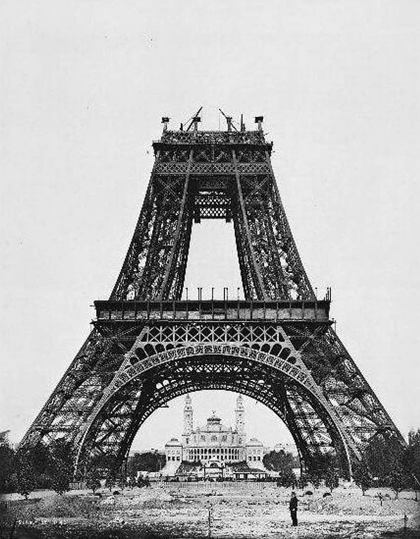 Eifeļa tornis Francija Autors: Lestets Fotogrāfijas, kurās redzami vēl nepabeigti pasaulslaveni apskates objekti
