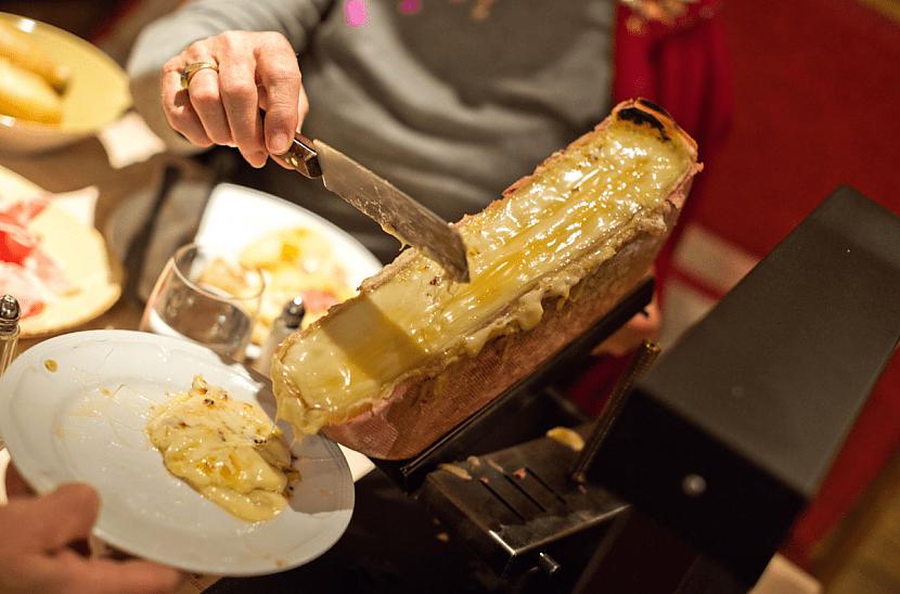 Raclette mdash 23 vieta... Autors: Zibenzellis69 TOP 25 ēdieni no visas pasaules, ko gardēži atzinuši par gardākajiem 2022. gadā