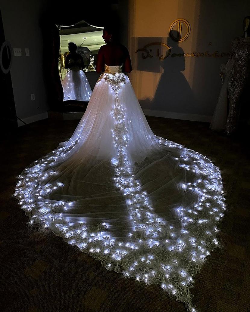 Spoža kāzu kleita Autors: Zibenzellis69 Šīs 17 kāzu kleitas kļuvušas par rotu ne tikai līgavām, bet arī pašām kāzām