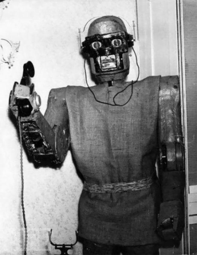 Varbūt kādu dienu mums būs... Autors: Zibenzellis69 Austriešu inženieris, kurš 1950. gados radīja mājkalpotāju - robotu