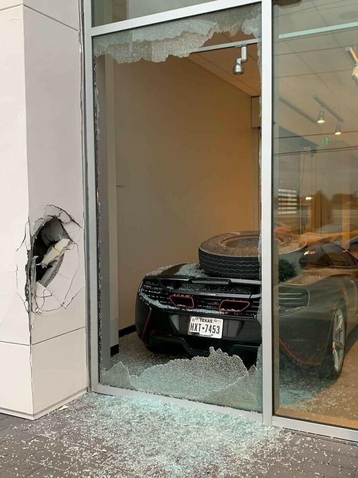 McLaren stāvēja dīlera salonā... Autors: Zibenzellis69 31 piemērs, kā izskatās slikta diena automašīnas īpašniekam