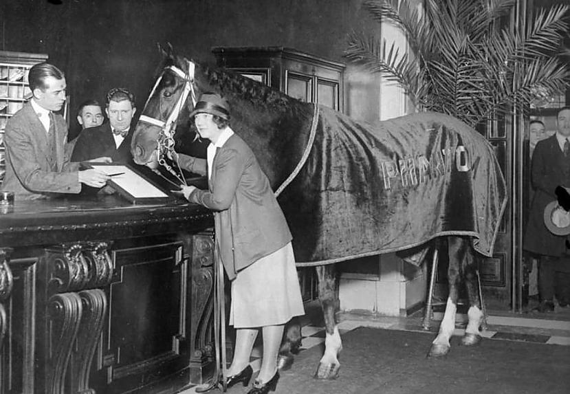 Zirgs ierodas viesnīcā 1931 Autors: Lestets 17 dīvainas, mazliet biedējošas vēsturiskas fotogrāfijas