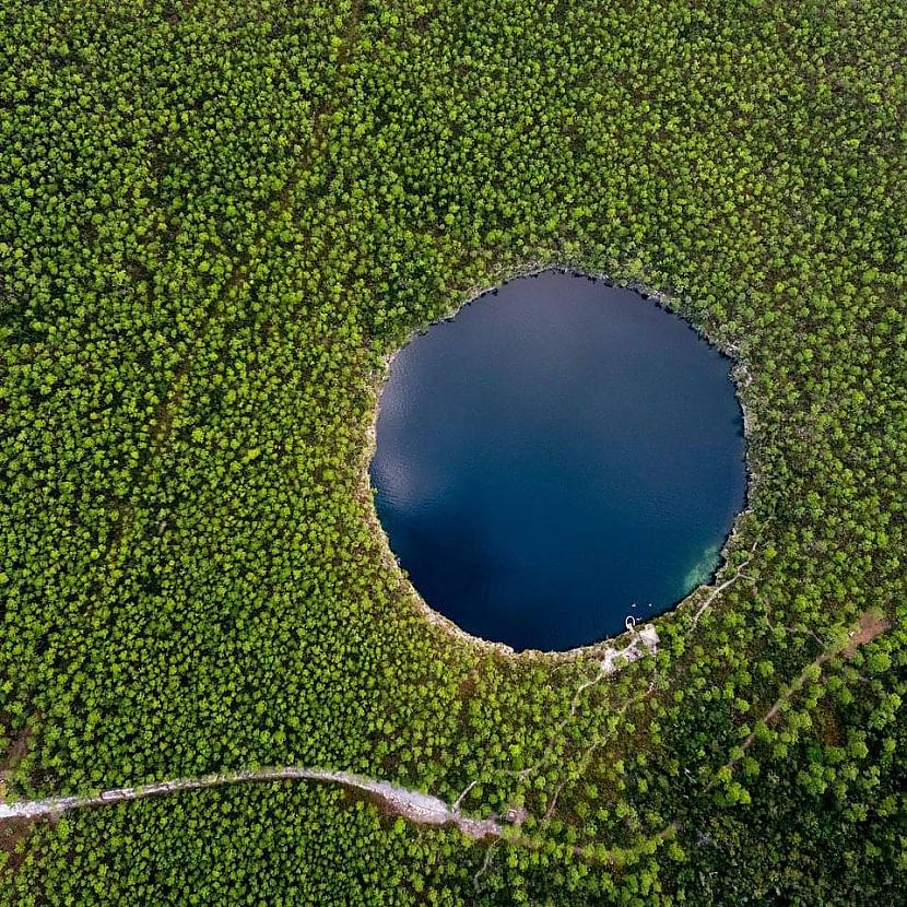 Andros melnais caurums Bahamu... Autors: Zibenzellis69 12 reāli caurumi uz zemes, kas izskatās kā fantastiski vārti uz citām pasaulēm