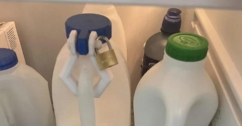Ja strādājat birojā kur tiek... Autors: Lestets Vīrieša rīcība aizslēgt pienu biroja ledusskapī izraisa domstarpības