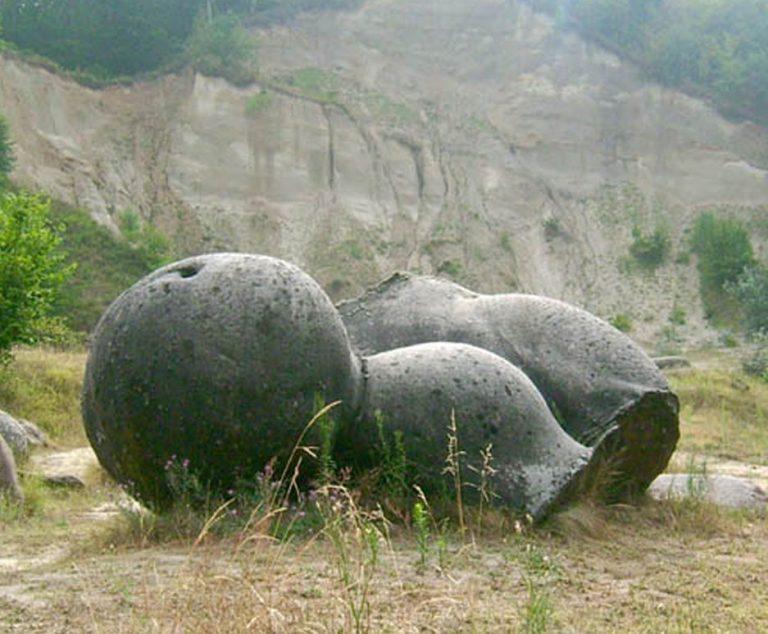 Zinātnieki atklāja ka akmeņi... Autors: Lestets Rumānijas noslēpumainie akmeņi aug un pārvietojas paši