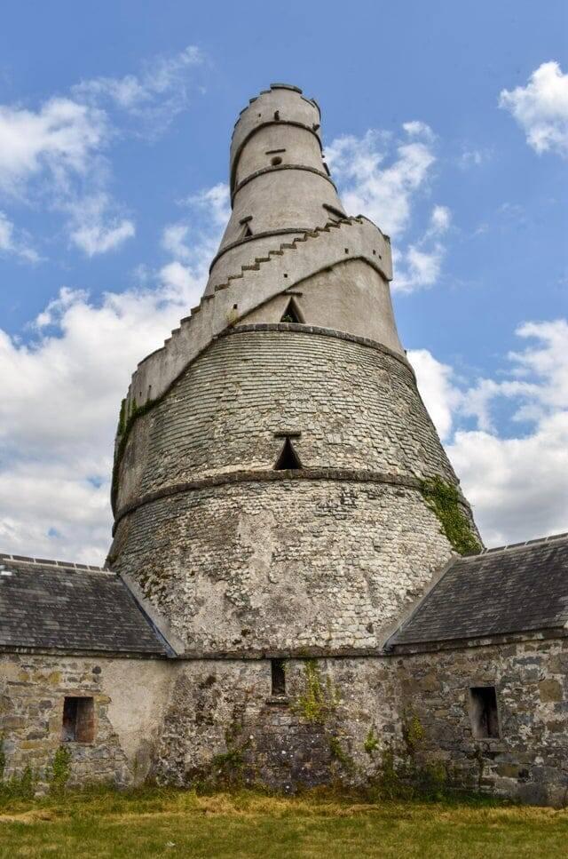 Pamests tornis Īrijā Autors: Zibenzellis69 Vietās, kur cilvēka kājas sen nav staigājušas, ir kaut kas burvīgs un aizraujošs