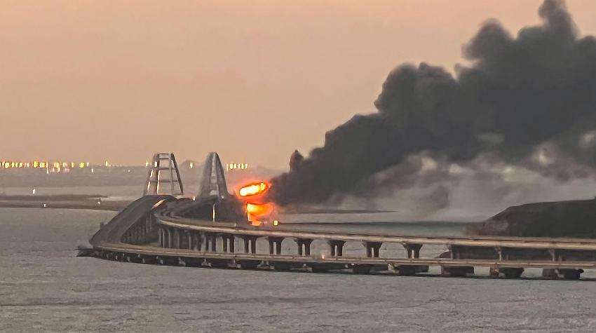 Krimas tiltu uzspridzinājuši Ukrainas slepenie dienesti un karaflote
