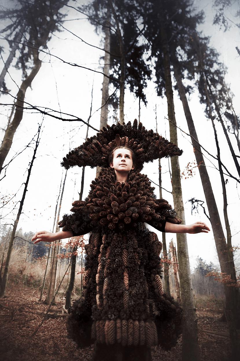 Meža karaliene Autors: Zibenzellis69 17 tērpi, ko no dabīgiem materiāliem izgatavoja Brazīlijas māksliniece Melissa