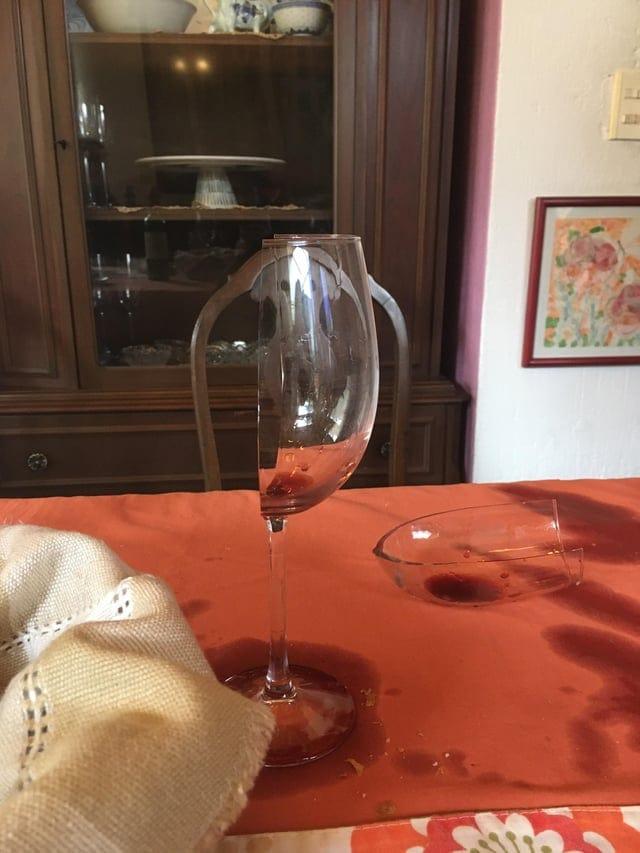Mana tante nometa savu vīna... Autors: Zibenzellis69 16 lietas, kas nejauši saplīsa tik pārsteidzoši, it kā tas būtu speciāli darīts