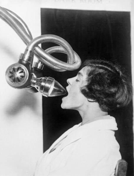 Mutes rentgena iekārta 1920... Autors: Zibenzellis69 Noslēpumainas pagātnes foto, kuras skatoties tu varī vairāk uzināt ko jaunu