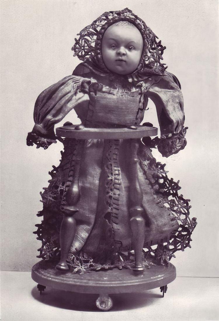 17 gadsimta vācu lelleDaudzas... Autors: Zibenzellis69 Noslēpumainas pagātnes foto, kuras skatoties tu varī vairāk uzināt ko jaunu