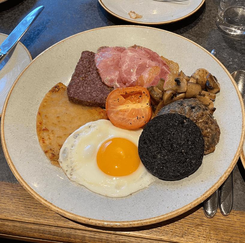 Skotijas brokastisObligāti... Autors: Zibenzellis69 15 pārsteidzošas brokastis no vairākām valstīm ar viņu tautas kultūras iezīmēm
