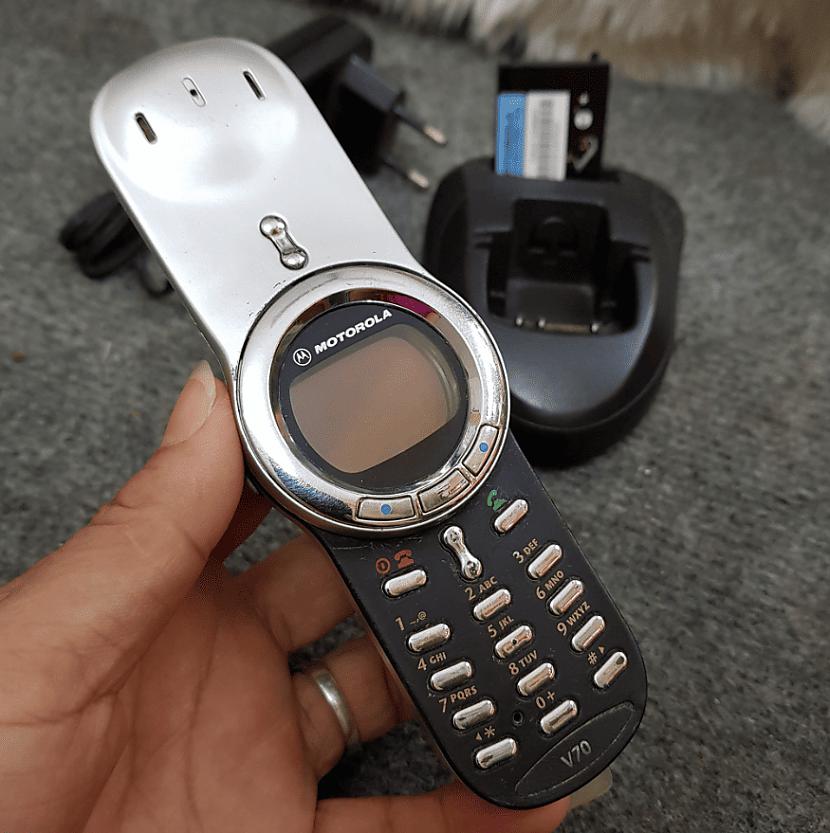 Motorola V70  izlaiduma gads... Autors: Zibenzellis69 18 dīvaini tālruņi no pagātnes, kas šodien var radīt izbrīnu un nostalģiju