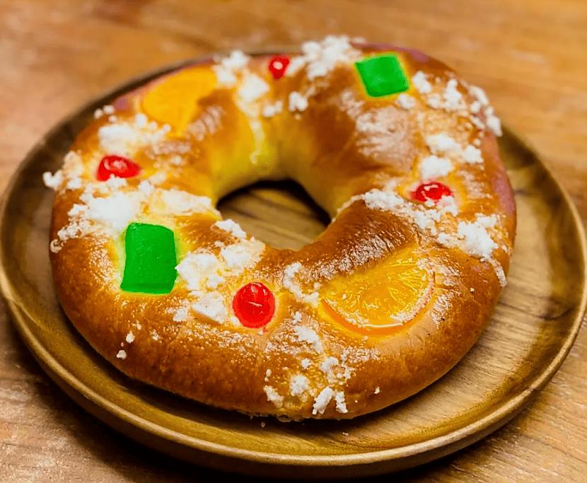 Roscon de Reyes Meksika... Autors: Zibenzellis69 Tradicionālie Jaungada ēdieni, kas tiek pasniegti  svētku galda dažādās valstīs