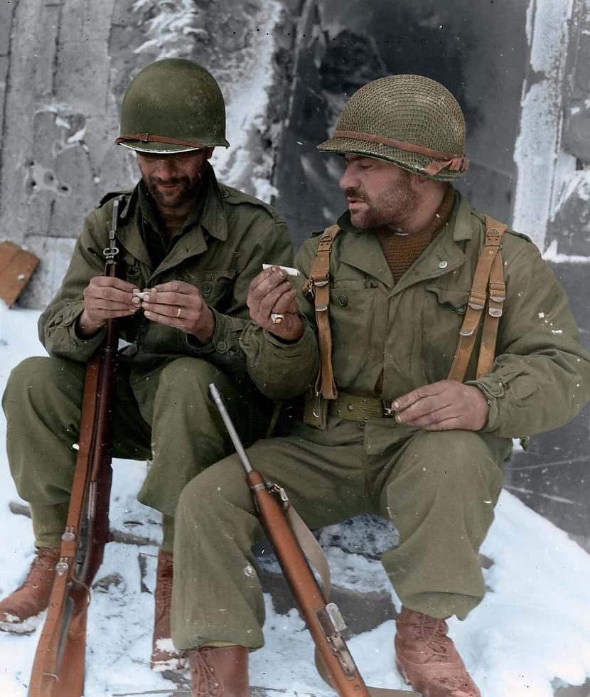 Divi karavīri no 317 kājinieku... Autors: Lestets 26 vēsturiskas fotogrāfijas, kuras neieraudzīsi mācību grāmatās