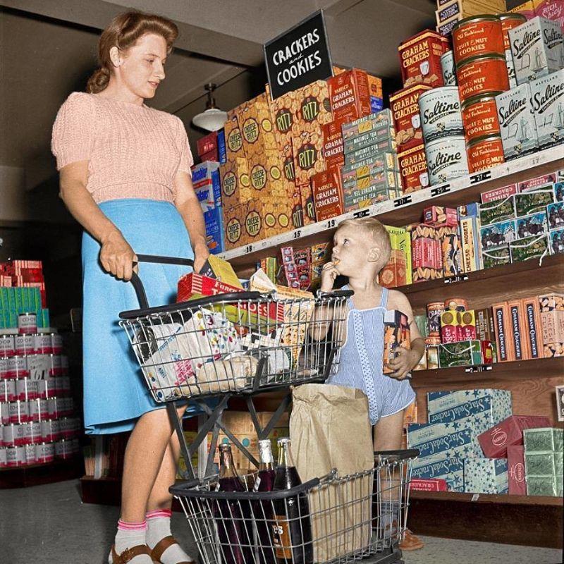 Krekeru nodaļa 1955 gadsLaikam... Autors: Zibenzellis69 Lielveikalu pirmsākumi un to evolūcija: foto no 1950. gadiem līdz 80. gadiem
