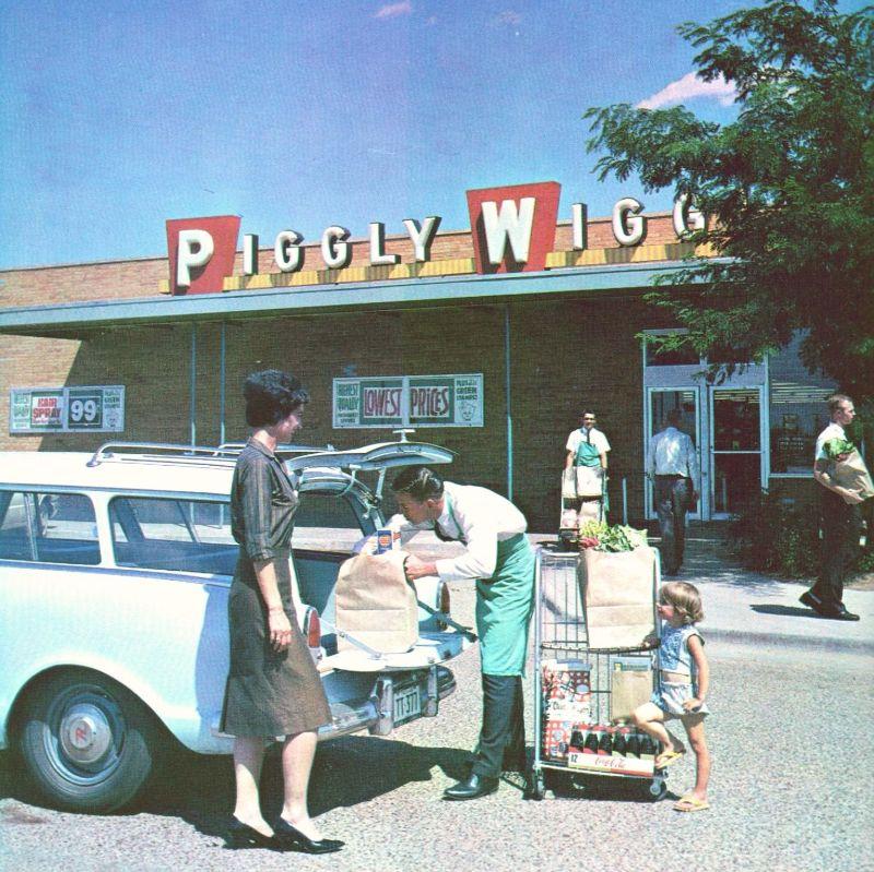 Māte ar meitu iepērkas veikalā... Autors: Zibenzellis69 Lielveikalu pirmsākumi un to evolūcija: foto no 1950. gadiem līdz 80. gadiem