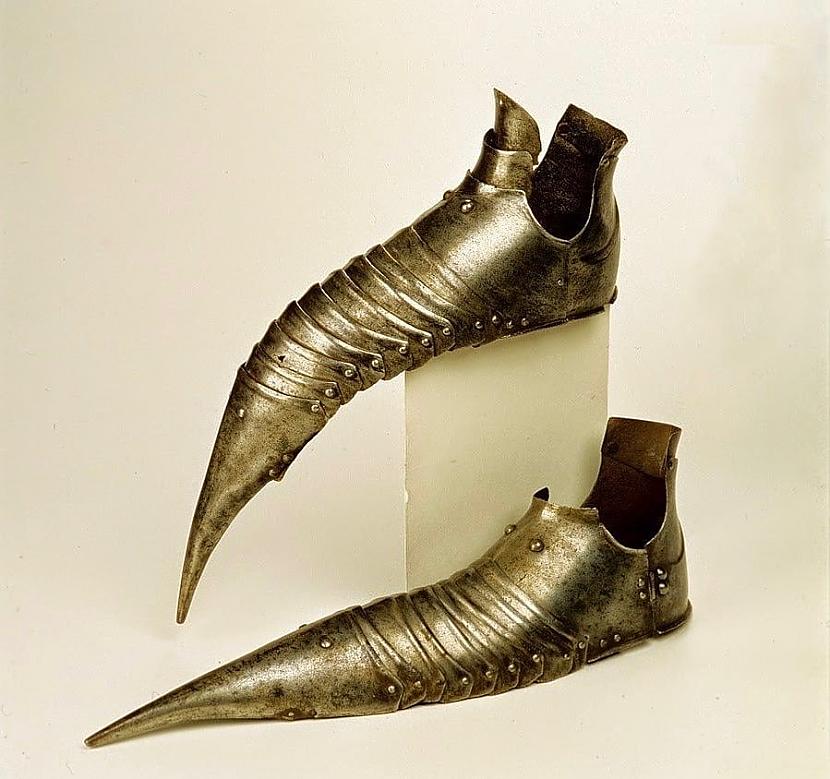 Vācu gotiskie sabatoni... Autors: Zibenzellis69 16 pāri seno apavu, kas acīmredzami nebija radīti ērtai pastaigai
