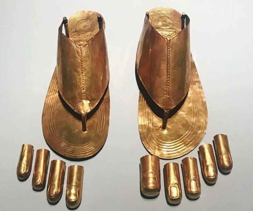 Senās ēģiptiescaronu sandales... Autors: Zibenzellis69 16 pāri seno apavu, kas acīmredzami nebija radīti ērtai pastaigai