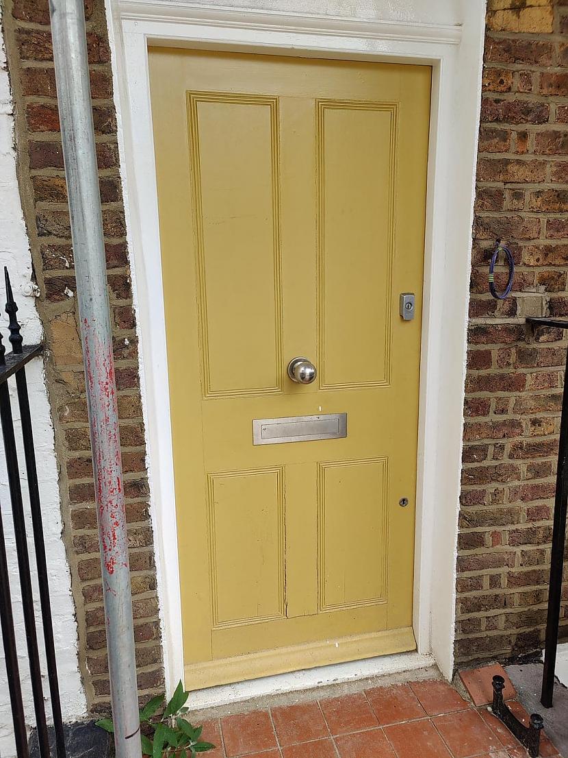 Dažām durvīm Londonā centrā ir... Autors: Zibenzellis69 17 durvju dizaini, kas tevi varētu pārsteigt un varbūt pat samulsināt