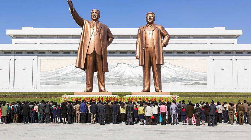 Bronzas statujas Pa kreisi ... Autors: Lauris Lapins 15 šokējoši fakti par Ziemeļkoreju