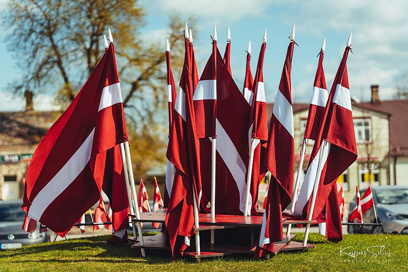 Kāpēc man dziedāt svescaronu... Autors: Zibenzellis69 Sveicu 4.maijā – Latvijas Republikas Neatkarības atjaunošanas gadadienā!