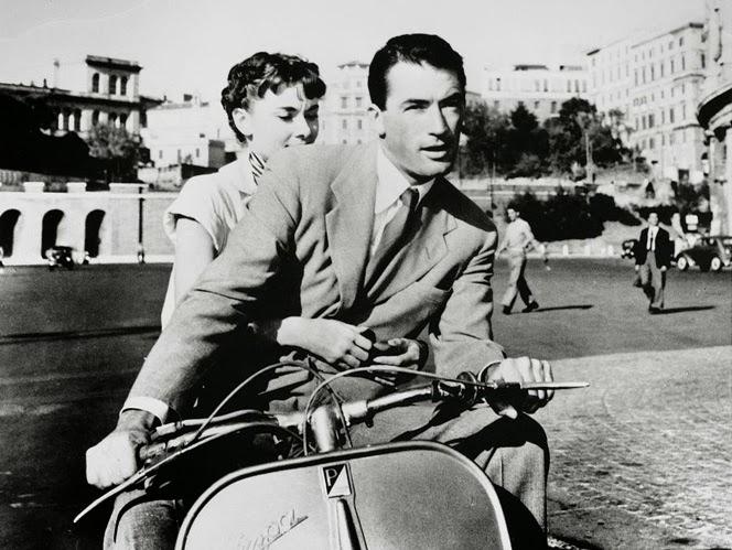 Audrey Hepburn and Gregory... Autors: Zibenzellis69 Vespa: vecākās reklāmas un slavenību šarms uz šiem klasiskajiem motorolleriem