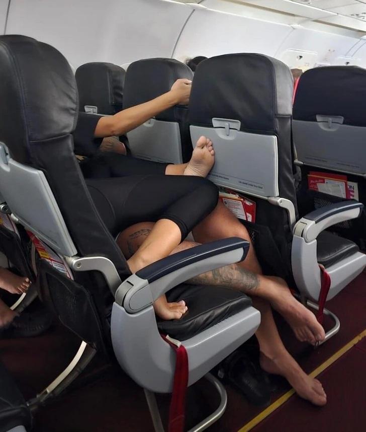 Avioceļojumi satuvina cilvēkus... Autors: Lestets Lidmašīnas pasažierus mulsina pāra pārāk «ērta» uzvedība