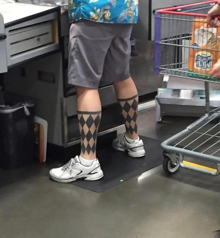 Ja tev ļoti kāda veida zeķes... Autors: Lestets 19 jautri tetovējumi, kas paliek smieklīgāki, ja tos papētīt tuvāk