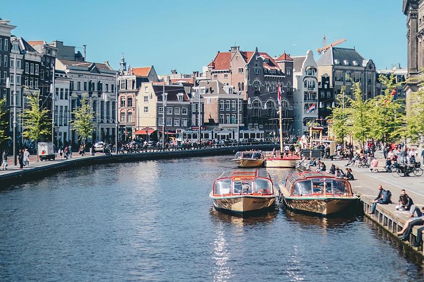 Amsterdama... Autors: Lestets 10 pasaules labākās pilsētas, kur dzīvot