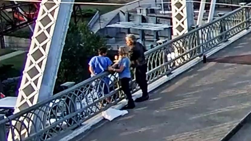 Policija izteica īpascaronu... Autors: matilde VIDEO ⟩ Džons Bon Džovi uz tilta atrunājis kādu sievieti no pašnāvības