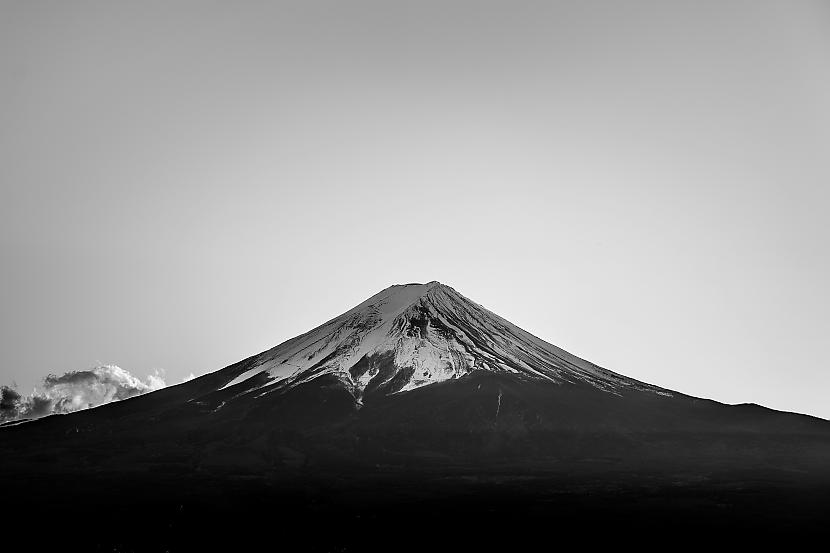 Japānas meteorologi prognozē... Autors: matilde Pirmo reizi 130 gadu laikā Fudzi kalna virsotni šajā laikā nerotā sniega kārta