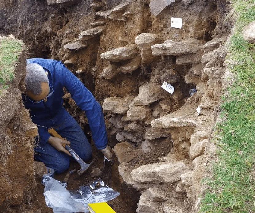 Kā liecina pieminekļa... Autors: Lestets VIDEO ⟩ Karaļa Artūra zāle, kā izrādās, ir noslēpumains aizvēsturisks monuments