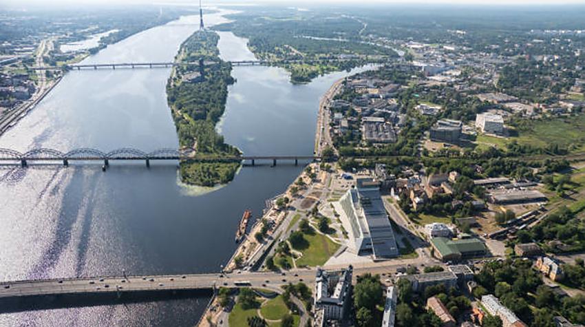 Vai zini tiltus, kuri kalpo un ir kalpojuši agrāk, lai tiktu pāri daugavai Rīgā?