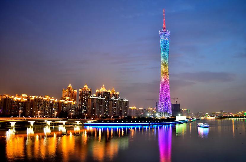 Canton Tower Guandžou... Autors: Zibenzellis69 Kā nakts apgaismojums maina slavenās ēkas: fotogrāfijas dienu un nakti