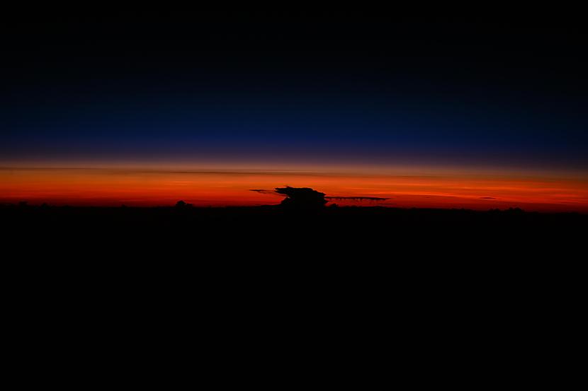 FOTO NASA astronaute parāda, kā izskatās saullēkts kosmosā - Spoki