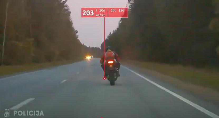 9 jūnijā pēc pulksten 2200... Autors: matilde VIDEO ⟩ Policisti piedzīvo spraigu pakaļdzīšanos, mēģinot noķert motociklistu