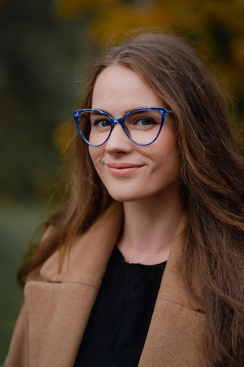 Izteiksmīgi vaigu kauli un... Autors: EV1TA Atbilstošākās brilles sejas formai: ieteikumi, kā apvienot redzes korekciju ar personīgo stilu
