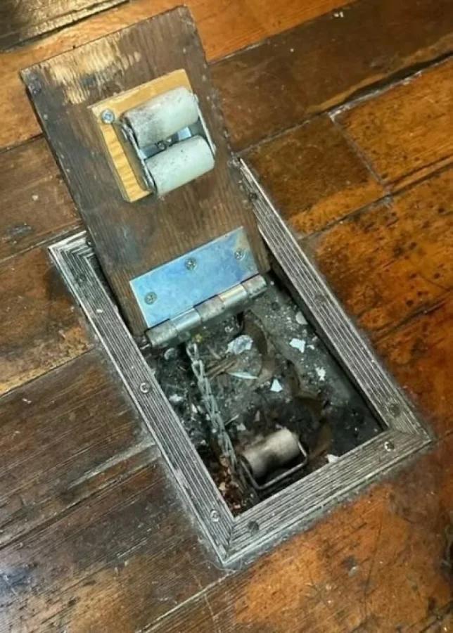 Eņģu mehānisms vecās mājas... Autors: Zibenzellis69 Vecās mājās atrasto dīvaino lietu mērķis, kas rada daudz jautājumu