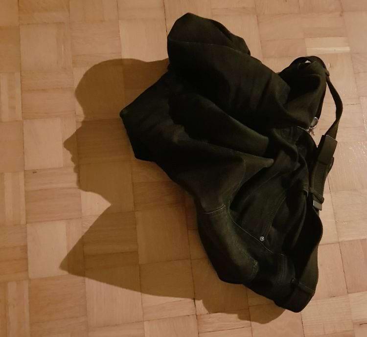 Manu džinsu ēna izskatās pēc... Autors: Zibenzellis69 Ēnu maģija: 18 fotoattēli, kuros ēna izrādījās neparastāka par pašu objektu